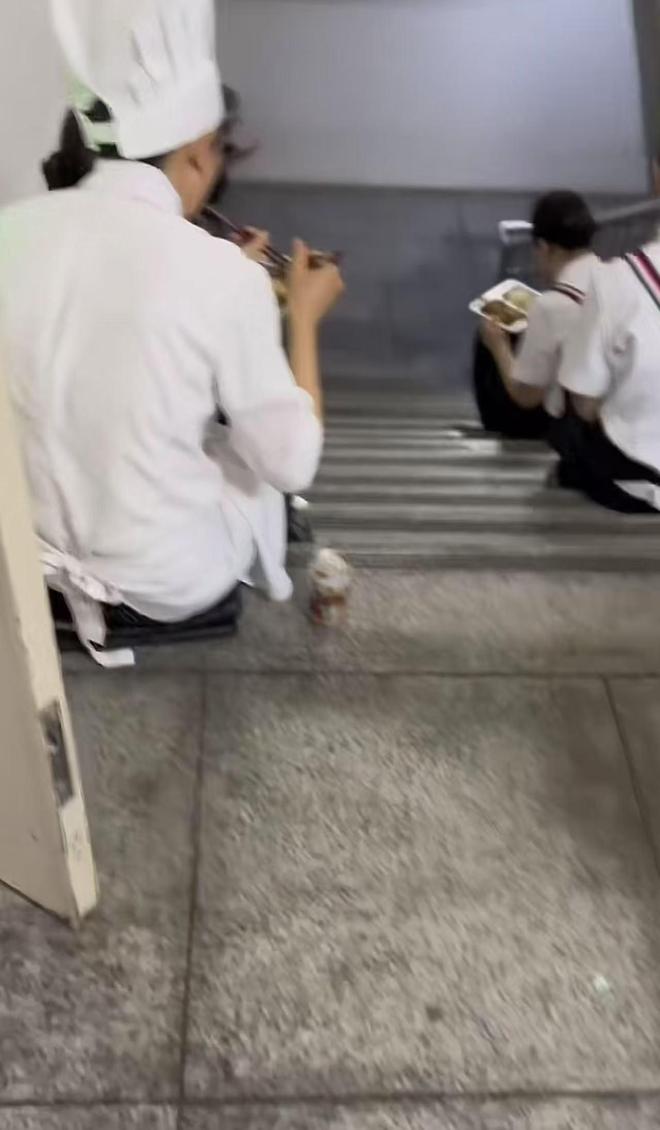 不让坐在桌上吃饭员工无奈只能蹲着吃饭CQ9电子游戏网站网友吐槽西贝上班(图2)
